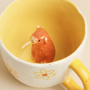 Mug avec highland au fond