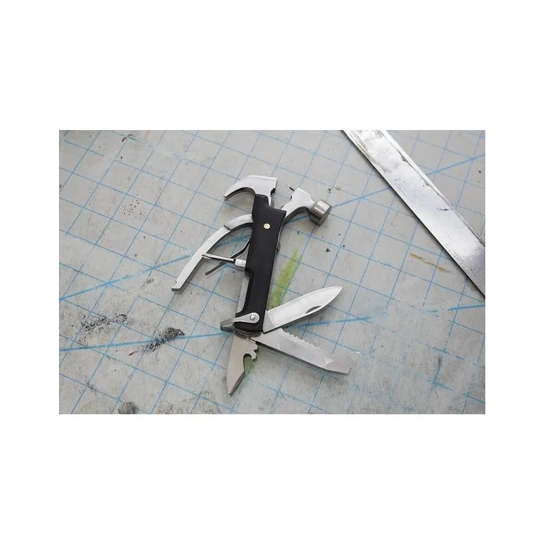 L'outil 10 fonctions marteau pour baroudeur bois foncé